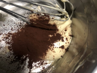 13、咖啡大理石戚风,挖一大勺拌好的糊,加入可可粉。