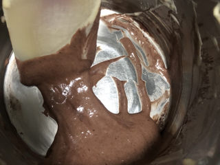 14、咖啡大理石戚风,搅拌均匀。