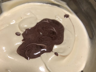 15、咖啡大理石戚风,倒入翻拌好的面糊中。