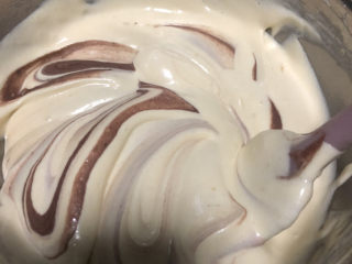 16、咖啡大理石戚风,稍微翻拌几下,不用搅匀。