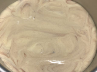 17、咖啡大理石戚风,倒入模具中。