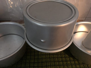 19、咖啡大理石戚风,出炉后倒扣。