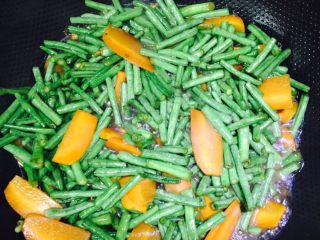 3、豆角焖面,放耗油，酱油，花椒水