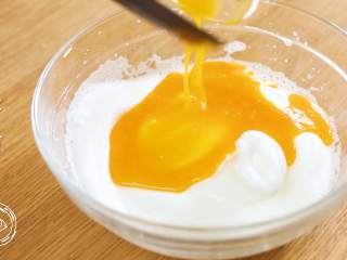 7、12m+宝宝蒸蛋糕（宝宝辅食）,倒入蛋黄