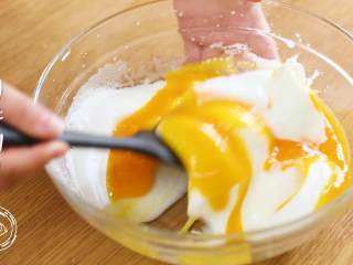 8、12m+宝宝蒸蛋糕（宝宝辅食）,蛋黄加入打发好的蛋白中，用刮刀切拌均匀~