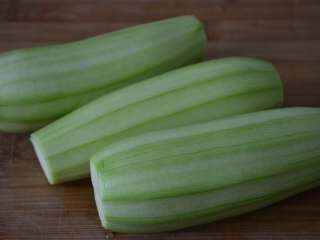 4、西葫芦炒海米,西葫芦洗净去皮。