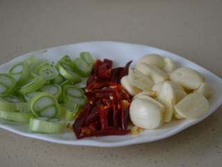 6、西葫芦炒海米,准备好葱花、蒜片和干红辣椒丝。