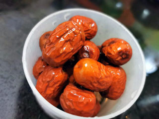 4、猪脚姜,红枣