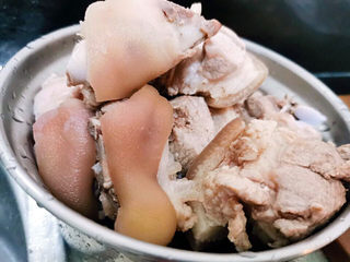 6、猪脚姜,猪脚汆烫一下，刮洗干净