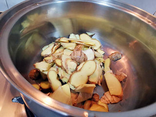 8、猪脚姜,锅中下少许油，倒入姜片