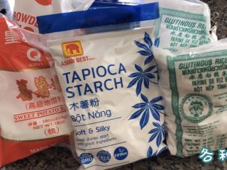 1、百味糯米糍,准备各种粉，（我因为芋圆和糯米糍一起做的，所以粉都拍进去了，请忽略木薯粉）糯米糍主要是糯米粉和番薯粉，糖粉。