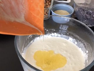 3、百味糯米糍,在不成熟的糊糊里加入黄油，继续搅拌。