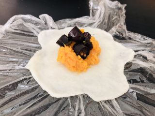 13、百味糯米糍,这是红薯葡萄馅儿的，哈哈，随意发挥就好，有什么包什么。