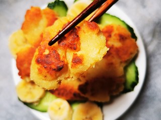 8、豆渣香蕉素饼,放入锅中煎，两面金黄