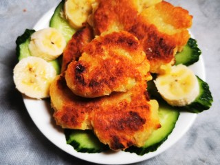 12、豆渣香蕉素饼,搭配些素菜，装饰其次，稀释芝麻油。