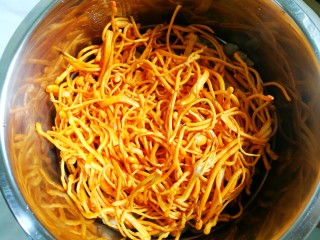 10、好喝到飞起的虫草炖鸡,加入虫草。