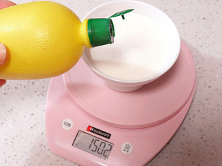 1、乳酪控不要错过滴~Ins网红蛋糕【Cheese Terrine乳酪砖】,自制酸奶油。准备150克淡奶油放入容器中，加入柠檬汁2大勺