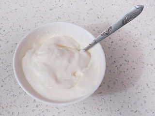 2、乳酪控不要错过滴~Ins网红蛋糕【Cheese Terrine乳酪砖】,稍微搅拌一下，室温下放置30分钟，奶油会形成稍硬的果酱状，就可以了