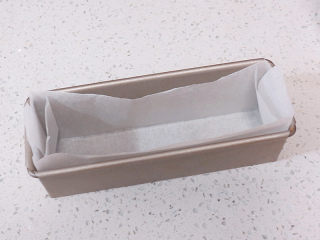 3、乳酪控不要错过滴~Ins网红蛋糕【Cheese Terrine乳酪砖】,把长17cm，宽8cm，高7cm的磅蛋糕模子，里面垫上烤纸、如同烤磅蛋糕一样