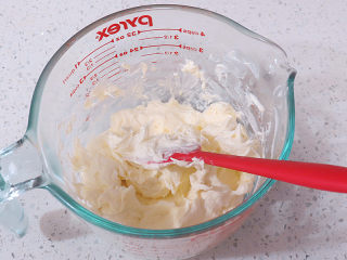 4、乳酪控不要错过滴~Ins网红蛋糕【Cheese Terrine乳酪砖】,用刮刀将奶油奶酪搅压柔软