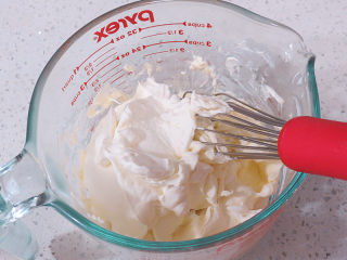 5、乳酪控不要错过滴~Ins网红蛋糕【Cheese Terrine乳酪砖】,加入酸奶油，用蛋抽搅拌混合