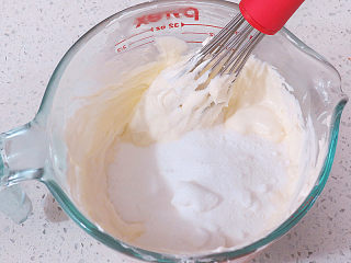 6、乳酪控不要错过滴~Ins网红蛋糕【Cheese Terrine乳酪砖】,加入细砂糖，继续用蛋抽搅拌均匀