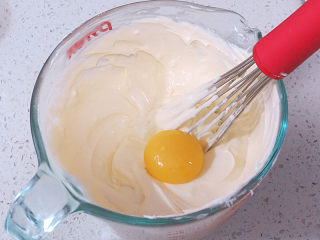 7、乳酪控不要错过滴~Ins网红蛋糕【Cheese Terrine乳酪砖】,将蛋黄一个一个加入里面，每加一个都要搅拌均匀再加下一个