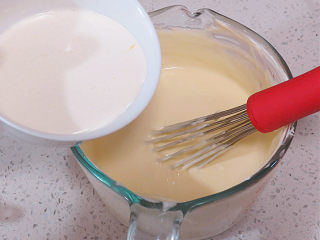 9、乳酪控不要错过滴~Ins网红蛋糕【Cheese Terrine乳酪砖】,这时拌入淡奶油搅拌均匀