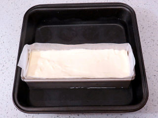 13、乳酪控不要错过滴~Ins网红蛋糕【Cheese Terrine乳酪砖】,模子放在耐热托盘里（或者直接放烤盘上），倒入模子1/3高度的热水