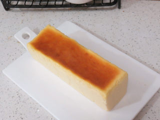 16、乳酪控不要错过滴~Ins网红蛋糕【Cheese Terrine乳酪砖】,等冷却后从烤箱中取出，放入冰箱冷藏一晚，即可享用