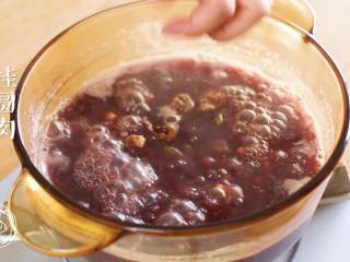 5、12m+腊八粥（宝宝辅食）,粥煮到软烂，就可以放入桂圆干、葡萄干和红枣，然后再煮5分钟~