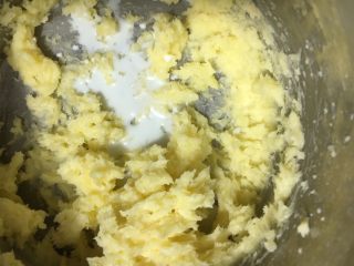 4、云顶曲奇饼干,接着牛奶分5次加入，边加边打发，每一次都要完全混合后再加下一次的量