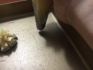 10、云顶曲奇饼干,好了，可以挤花型了，每个中间留有间隔