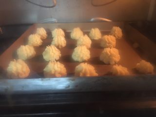 13、云顶曲奇饼干,烤箱预热190度烤10分钟，转120度再烤30分钟