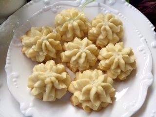 15、云顶曲奇饼干,冷却后密封保存，可以放三四天的