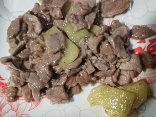 6、蒜苔炒肉片,放入肉片生姜，肉片变色后盛碗里备用