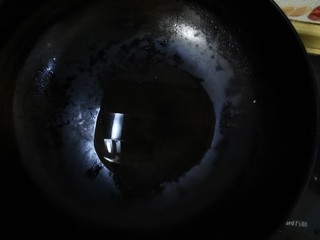 7、蒜苔炒肉片,锅内放适量油