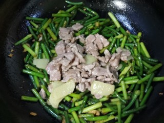 11、蒜苔炒肉片,放入炒好的肉片