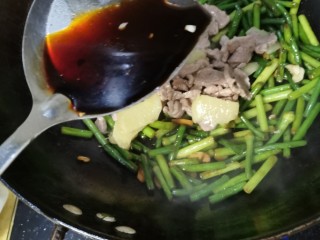 13、蒜苔炒肉片,适量生抽