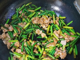 14、蒜苔炒肉片,翻炒均匀