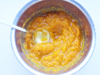 2、南瓜糯米球,南瓜洗净去皮去瓤切小块大火蒸熟压成泥。