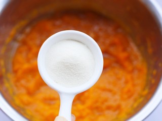 3、南瓜糯米球,加入澳优能立多G4奶粉。