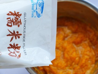 5、南瓜糯米球,分多次加入糯米粉拌匀揉成面团。