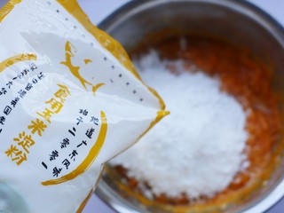 6、南瓜糯米球,玉米淀粉。