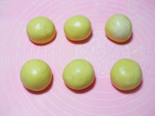 10、南瓜糯米球,包起揉圆。