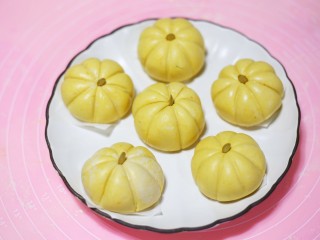 13、南瓜糯米球,上面放一粒南瓜籽。