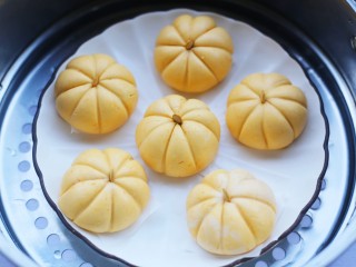 14、南瓜糯米球,放入垫好油纸的盘中，上锅大火蒸20分钟即可。