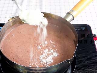 2、紫米核桃乳,200ml牛奶倒入，加点糖搅拌出锅。牛奶的加入为了增加奶味，没有纯牛奶可以加点配方奶粉，或者不加。