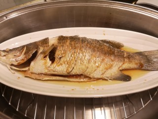 5、清蒸盲曹鱼,蒸好后的鱼把姜和葱拿出来。