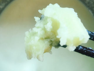 2、牛肉薄饼,放入鸡油